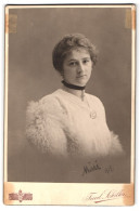 Fotografie Fried. Schiller, Wien, Mariahilferstr. 107, Frau In Eleganter Kleidung Mit Halskette Und Pelz  - Personnes Anonymes