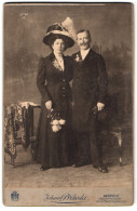 Fotografie Johann Priholda, Wien, Schüttaustrasse 64, Ehepaar In Eleganter Kleidung  - Personnes Anonymes