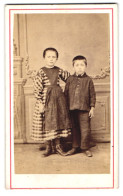 Fotografie A. Guinand-Huguenin, Locle, Portrait Niedliche Kinder In Hübschen Kleidern  - Anonyme Personen