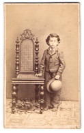 Fotografie M. Sicherer, Villach, Portrait Kleiner Junge Im Anzug Mit Hut  - Personnes Anonymes