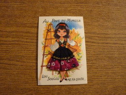 Carte Brodée "Au Pays Du Mimosa - Lou Souleü Me Fa Canta...." - Jeune Femme Costume Brodé/Tissu- 10,5x15cm Env. - Bordados