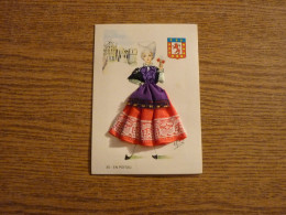 Carte Brodée "En Poitou" - Jeune Femme Costume Brodé/Tissu- 10,5x15cm Env. - Embroidered
