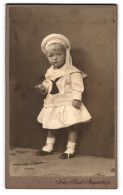 Fotografie Franz Beck, Magdeburg, Himmelreichstrasse 15-16, Kleines Kind Im Matrosenhemd Mit Mützenband Prinz Wilhelm  - Personnes Anonymes
