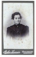 Fotografie Fritz Hebekerl, Neuhaldensleben, Bahnhofstrasse 4, Portrait Junge Dame Im Modischen Kleid  - Anonyme Personen