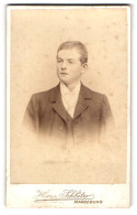 Fotografie Hermann Schlüter, Magdeburg, Ecke Breite Weg & Alte Ullrichsstr., Portrait Junger Herr Im Anzug Mit Krawat  - Anonyme Personen