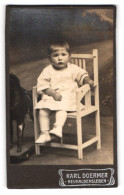 Fotografie Karl Doermer, Neuhaldensleben, Portrait Kleines Kind Im Weissen Kleid  - Anonyme Personen