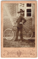 Fotografie M. Hinzelmann, Berlin-Charlottenburg, Kantstr. 28, Portrait Junger Mann Mit Fahrrad  Diana  Im Garten  - Anonyme Personen