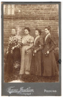 Fotografie Franz Jantzen, Pocking, Vier Junge Frauen In Biedermeierkleidern An Der Wand Aufgestellt  - Personas Anónimos