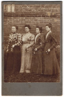 Fotografie Unbekannter Fotograf Und Ort, Vier Damen In Biedermeierkleidern Posieren Im Garten Vor Der Hauswand  - Anonyme Personen