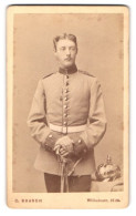 Fotografie C. Brasch, Berlin, Wilhelmstr. 57-58, Portrait Einjährig-Freiwilliger In Uniform Mit Pickelhaube Und Säbel  - Krieg, Militär