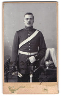 Fotografie Unbekannter Fotograf Und Ort, Portrait Soldat In Garde Uniform Mit Pickelhaube Rosshaarbusch, Säbel  - Krieg, Militär