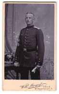 Fotografie Wilh. Margraf, Celle, Wildgartenstr. 5, Portrait Soldat In Uniform Rgt. 77 Mit Pickelhaube  - Guerra, Militari