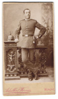 Fotografie Adalbert Werner, München, Portrait Junger Soldat In Garde Uniform Mit PIckelhaube Und Bajonett  - Krieg, Militär