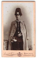 Fotografie Ernst Tepper, Berlin, Chausseestr. 28, Portrait Soldat In Garde Uniform Mit Pickelhaube Rosshaarbusch  - Krieg, Militär