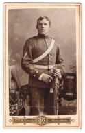 Fotografie F. X. Ostermayr, München, Karlsplatz 6, Portrait Junger Soldat In Uniform Mit Ärmelabzeichen Und Säbel  - Guerre, Militaire