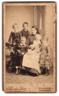 Fotografie Theodor List, Schaerding, Portrait Mutter Mit Fünf Kindern In Biedermeierkleidung Im Atelier, Mutterglück  - Anonyme Personen