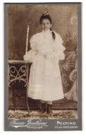 Fotografie Franz Jantzen, Pocking, Portrait Junges Mädchen Im Weissen Kleid Mit Kommunionskerze  - Anonyme Personen