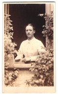 Fotografie Unbekannter Fotograf Und Ort, Portrait Junge Frau In Weisser Bluse Am Offenen Fenster  - Alte (vor 1900)
