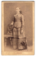 Fotografie Franz Lidauer, Wien, Portrait Junge Frau Im Trachtenkleid Mit Schirm Im Atelier  - Anonyme Personen