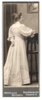 Fotografie Victoria, Recklinghausen, Hernerstr. 7e, Portrait Dame Im Weissen Kleid, Rückenprotrait  - Anonyme Personen