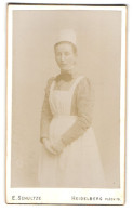 Fotografie E. Schultze, Heidelberg, Plöck 79, Portrait Dienstmagd In Uniform Mit Schleife, 1899  - Beroepen