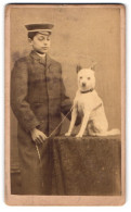 Fotografie Unbekannter Fotograf Und Ort, Portrait Junger Knabe Im Anzug Mit Seinem Hund Auf Dem Tisch  - Anonyme Personen