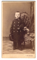 Fotografie J. Th. Meier, Eger, Portrait Kleiner Junge In Uniform Mit Schirmmütze  - Krieg, Militär