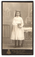 Fotografie Atelier Spiegl, Schliersee, Mädchen Im Weissen Kleid Mit Bibel Und Kommunionskerze  - Anonymous Persons