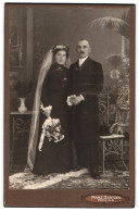 Fotografie Franz Jantzen, Pocking, Ehepaar Im Schwarzen Hochzeitskleid Mit Schleier Und Anzug  - Anonymous Persons