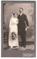 Fotografie Max Reichenbach, Schärding, Bahnhofstr. 183, Portrait Brautpaar Im Hochzeitskleid Und Anzug Mit Zylinder  - Personnes Anonymes