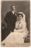 Fotografie L. Grillich, Wien, Brautpaar Im Hochzeitskleid Mit Schleier Und Anzug  - Anonyme Personen