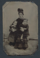 Fotografie Ferrotypie Junge Mutter Mit Ihren Kindern Anna Und Carl Im Arm, Mutterglück  - Anonymous Persons