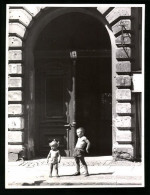 Fotografie Unbekannter Fotograf, Ansicht Berlin-Kreuzberg, Arbeiterkinder In Der Mittenwalder Strasse 1968  - Lieux