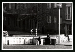 Fotografie Unbekannter Fotograf, Ansicht Berlin, Sektorengrenze Lohmühlenplatz, Kinder Spielen Auf Der Grenzbefestigu  - Krieg, Militär