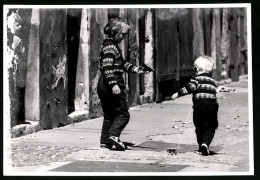 Fotografie Unbekannter Fotograf, Ansicht Berlin-Wedding, Ackerstrasse, Spielende Kinder Mit Spielzeug-Pistole 1965  - Lugares