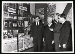 Fotografie Unbekannter Fotograf, Ansicht Berlin, Bundespräsident Heinrich Lübke & General Polk Im Amerika-Haus 1963  - Célébrités