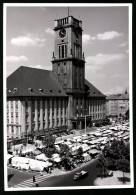 Fotografie Unbekannter Fotograf, Ansicht Berlin-Schöneberg, Marktstände Vor Dem Rathaus 1957  - Lieux
