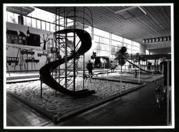 Fotografie Unbekannter Fotograf, Ansicht Berlin, Industrie-Ausstellung 1965, Spielplatz-Anlagen In Einer Messehalle  - Lugares