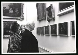 Fotografie Unbekannter Fotograf, Ansicht Berlin, Bundespräsident Heinrich Lübke Bei Einer Ausstellung 1962  - Berühmtheiten