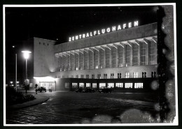 Fotografie Unbekannter Fotograf, Ansicht Berlin-Tempelhof, Zentral-Flughafen Haupteingang Bei Nacht 1954  - Places