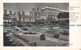 R100833 Hampton Court Palace. The Palace From The Sunk Garden. 16th And Late 17t - Monde