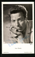 AK Schauspieler Peter Garden, Mit Zigarette Abgelichtet, Autograph  - Actors