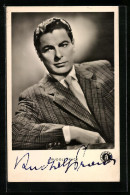 AK Schauspieler Rudolf Rack, Portrait Im Karierten Anzug, Autograph  - Acteurs