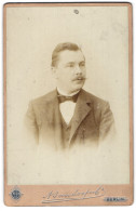 Fotografie A. Jandorf & Co., Berlin, Belle-Alliance-Str. 1, Eleganter Herr Mit Moustache  - Anonieme Personen