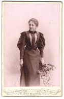 Fotografie Max Fischer, Dresden-A., König Johann Str. Ecke Moritzstr. 8 B, Junge Dame Im Modischen Kleid  - Anonymous Persons