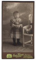 Fotografie Oscar Krämer, Zittau, Hospitalstr. 2, Kleines Mädchen Im Kleid Mit Einem Ball  - Anonyme Personen