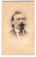 Fotografie Halbreiter & Pfenning, Wien-Alte Wieden, Hauptstr. 15, Charmanter Herr Mit Brille Und Victor-Emanuel Bart  - Anonyme Personen