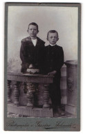 Fotografie Gustav Schmidt, Ort Unbekannt, Zwei Jungen In Modischer Kleidung  - Anonyme Personen