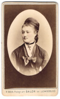 Fotografie P. Max, Ludwigsburg, Junge Dame Mit Hochsteckfrisur Und Kreuzkette  - Anonymous Persons