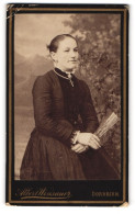 Fotografie Albert Winsauer, Dornbirn, Eisengasse 9, Junge Dame Im Kleid Mit Kreuzkette Und Fächer  - Anonymous Persons